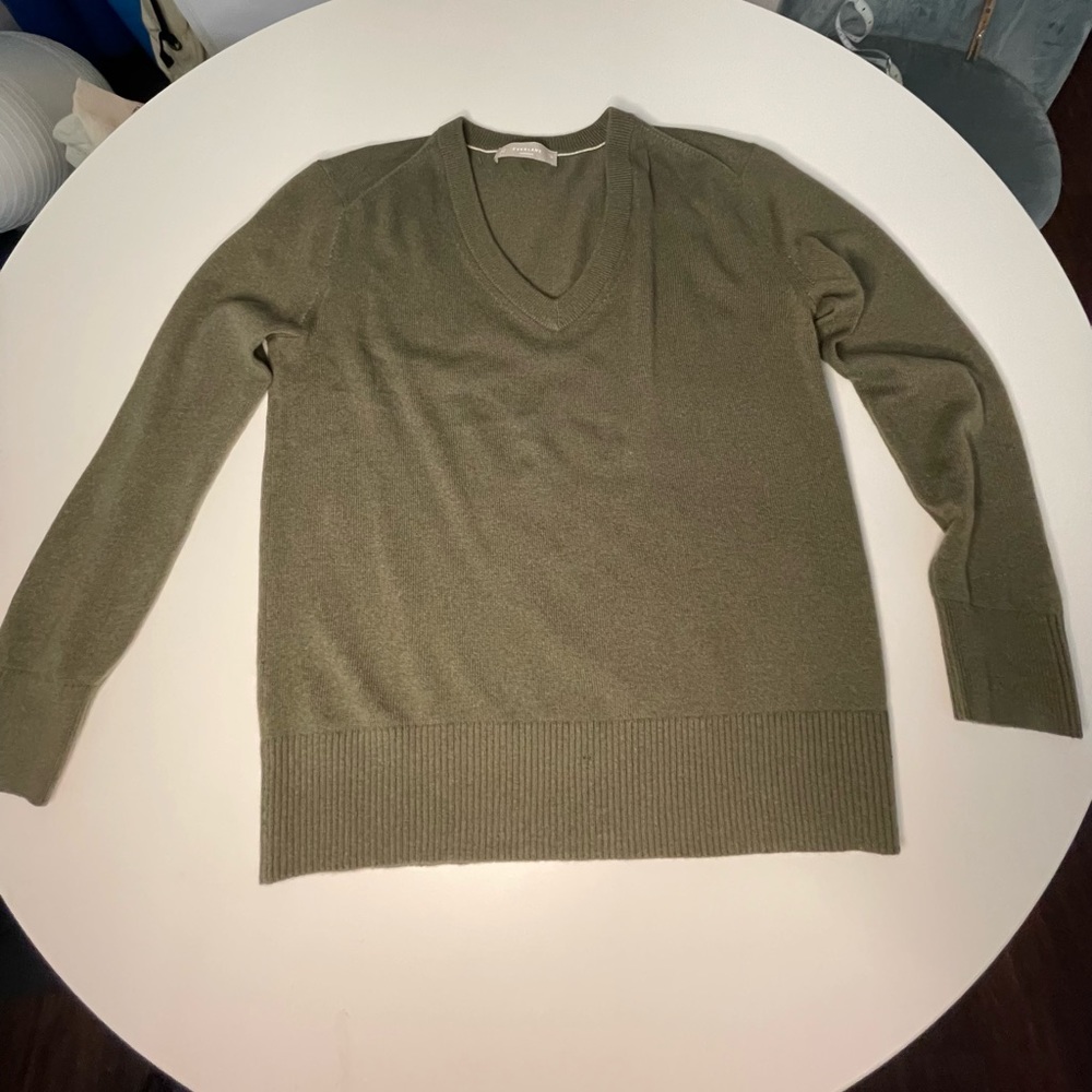 Everlane Cashmere v-neck Sweater in Medium Olive Green